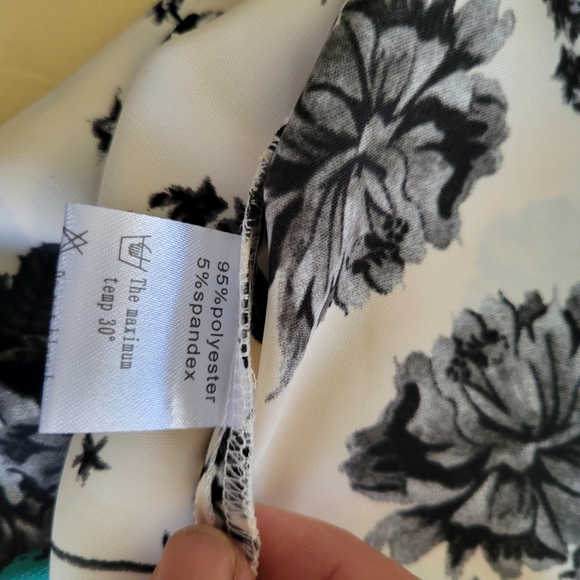 2 Pretty Career Blouses Size L in Green and Cream - Picture 10 of 10